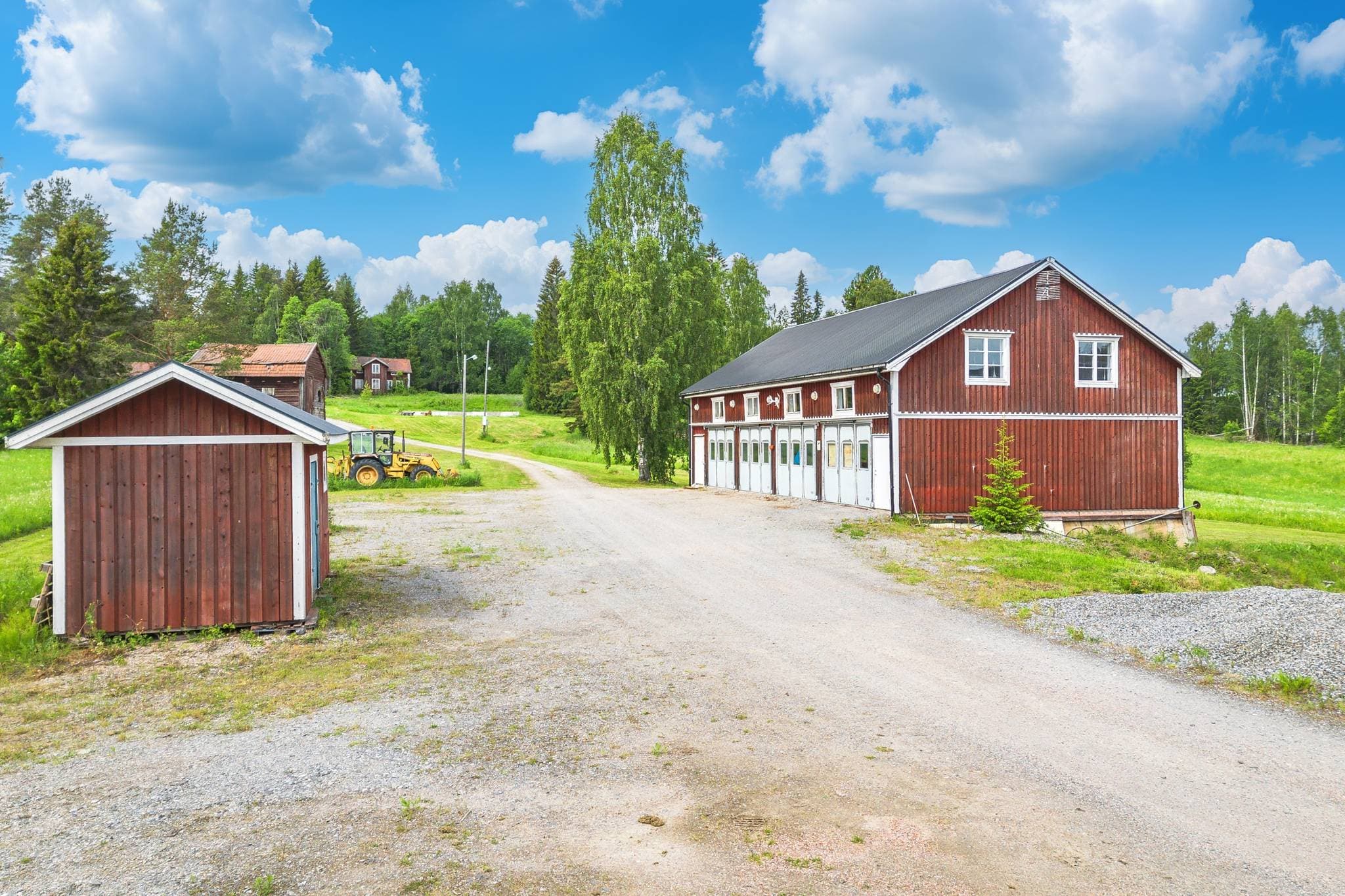 Bilgaraget erbjudet rymliga ytor för forden samt två boenden