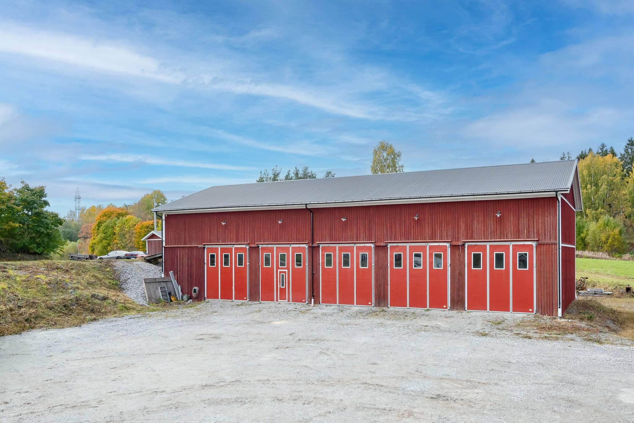 Maskinhall med fem portar, samt loge på övervåningen med ingång från gavel.