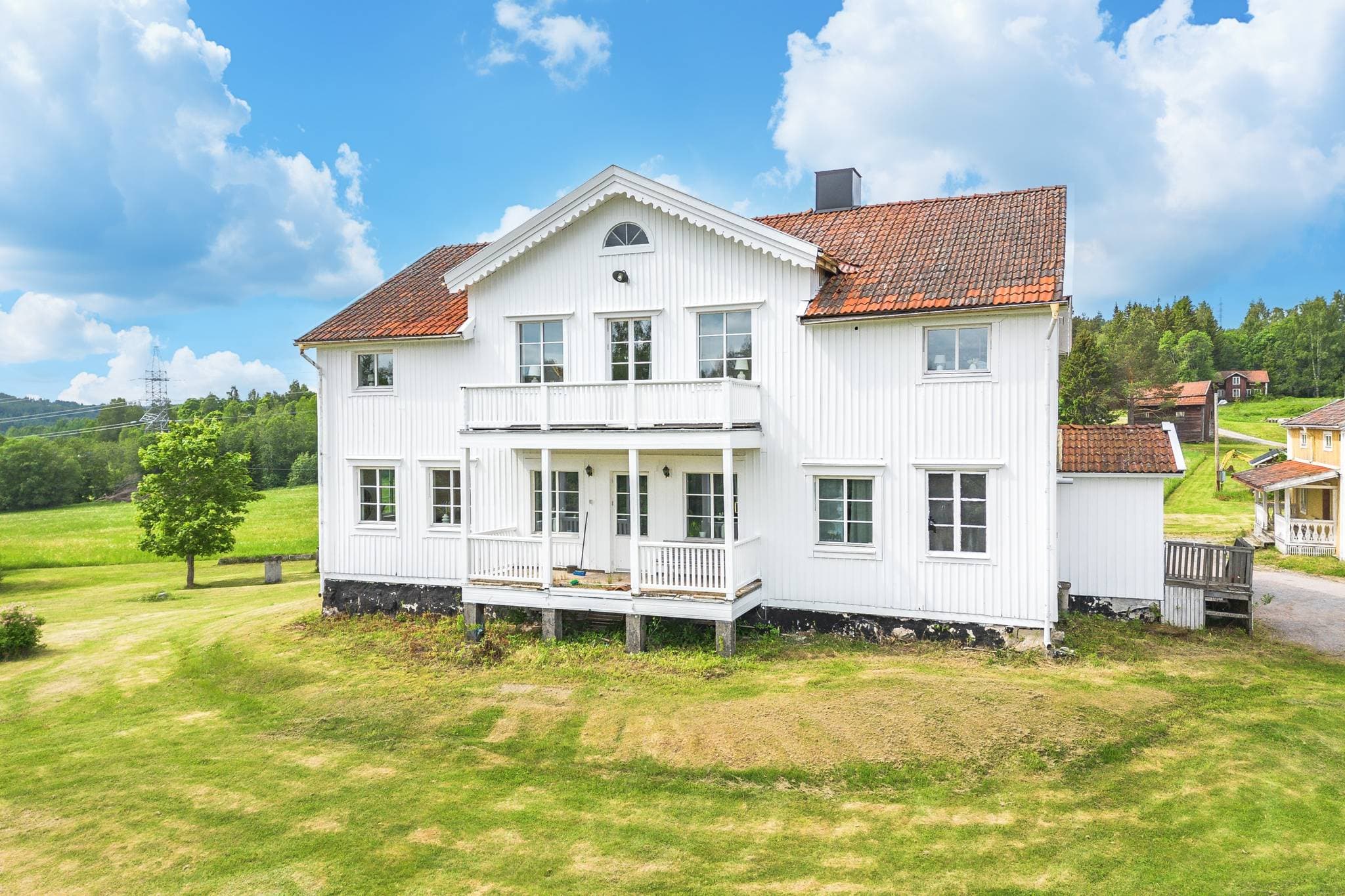 Nedre bostadshus sett från syd öst.