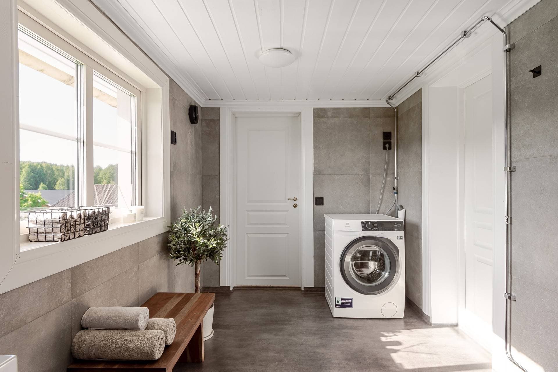 Badrum med vy mot övre bostadshus.