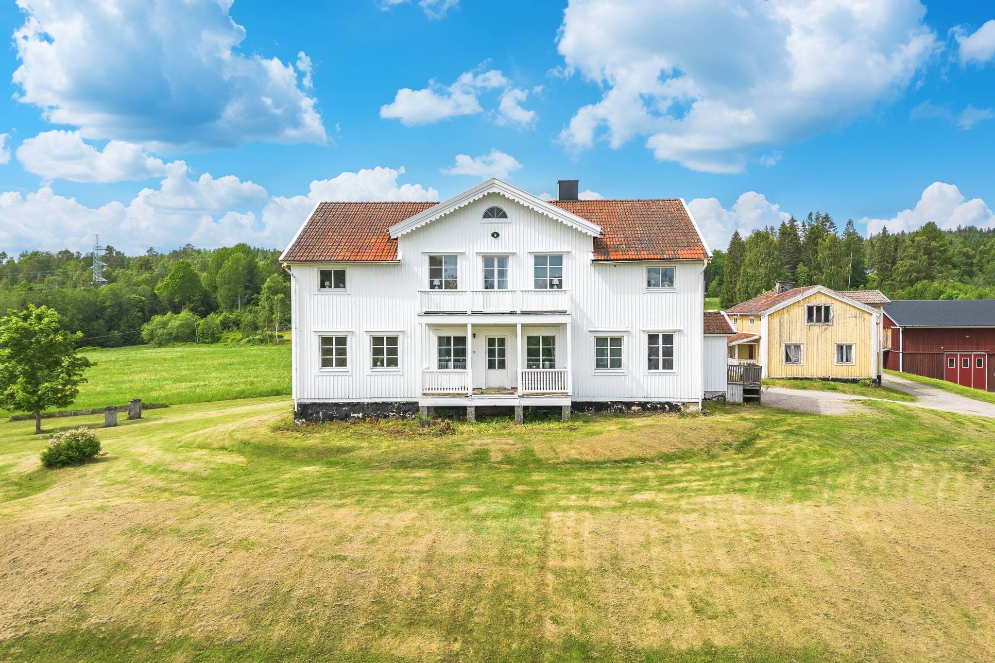 Nedre bostadshus sett från öst.