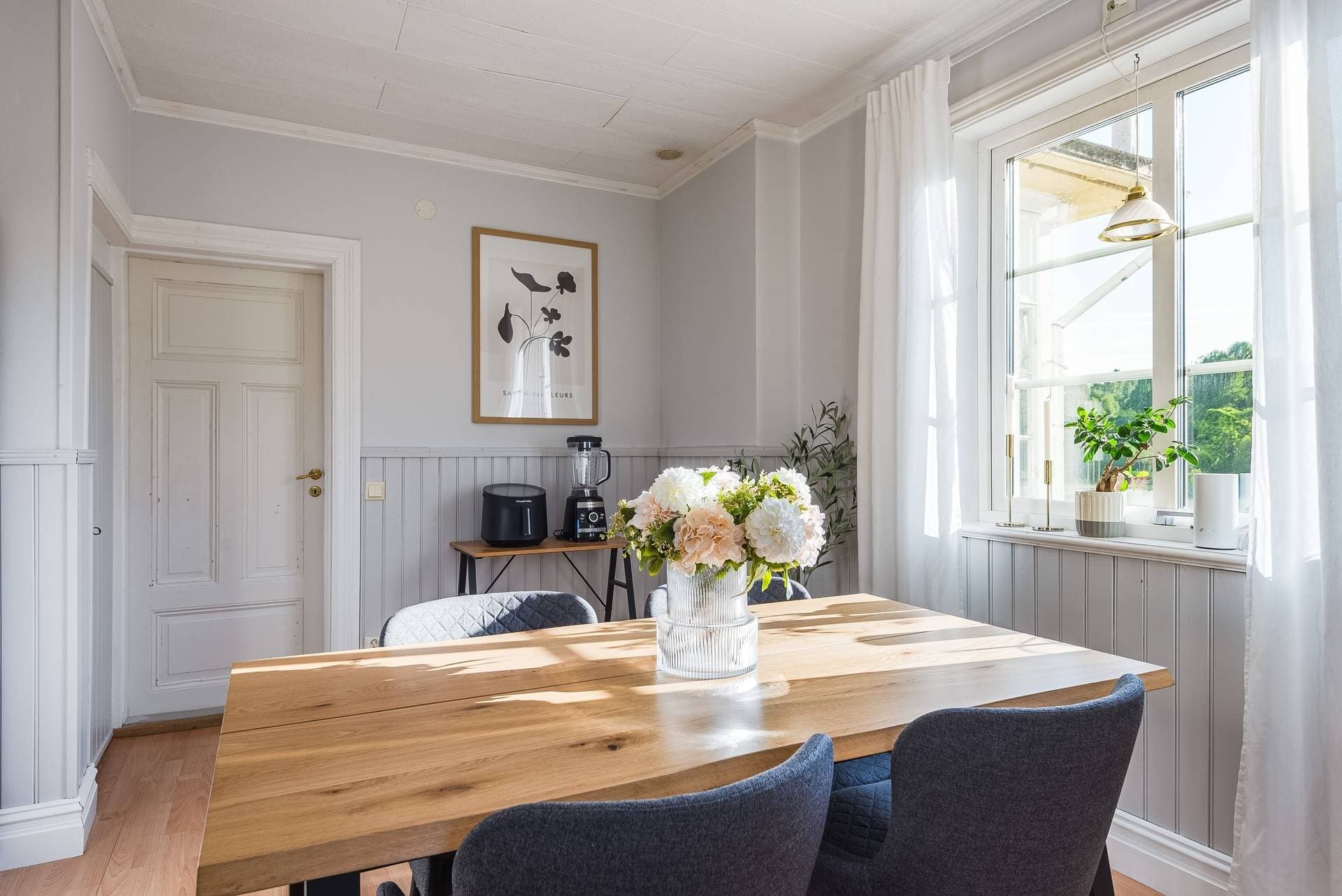 Kök entréplan med vy väster.