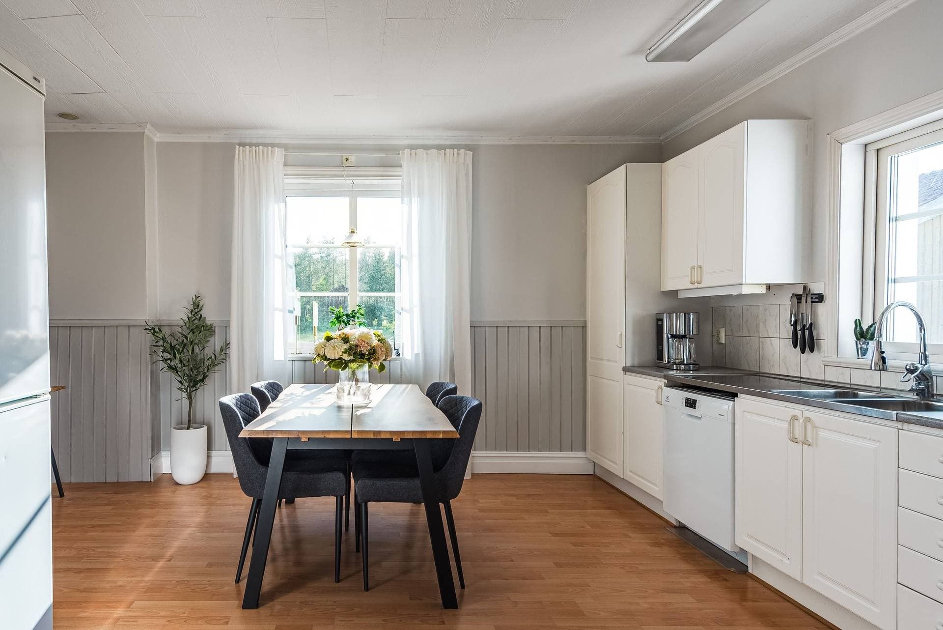 Kök entréplan med vy väster.