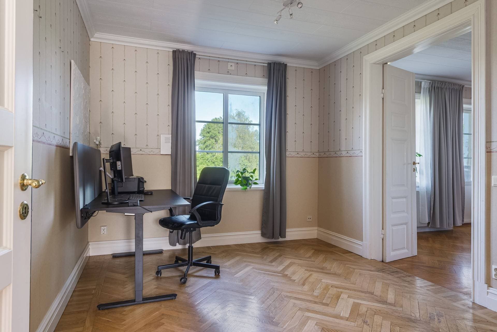 Rum med flexibel användning exempelvis tv-rum, bibliotek eller sovrum. Vy öst.
