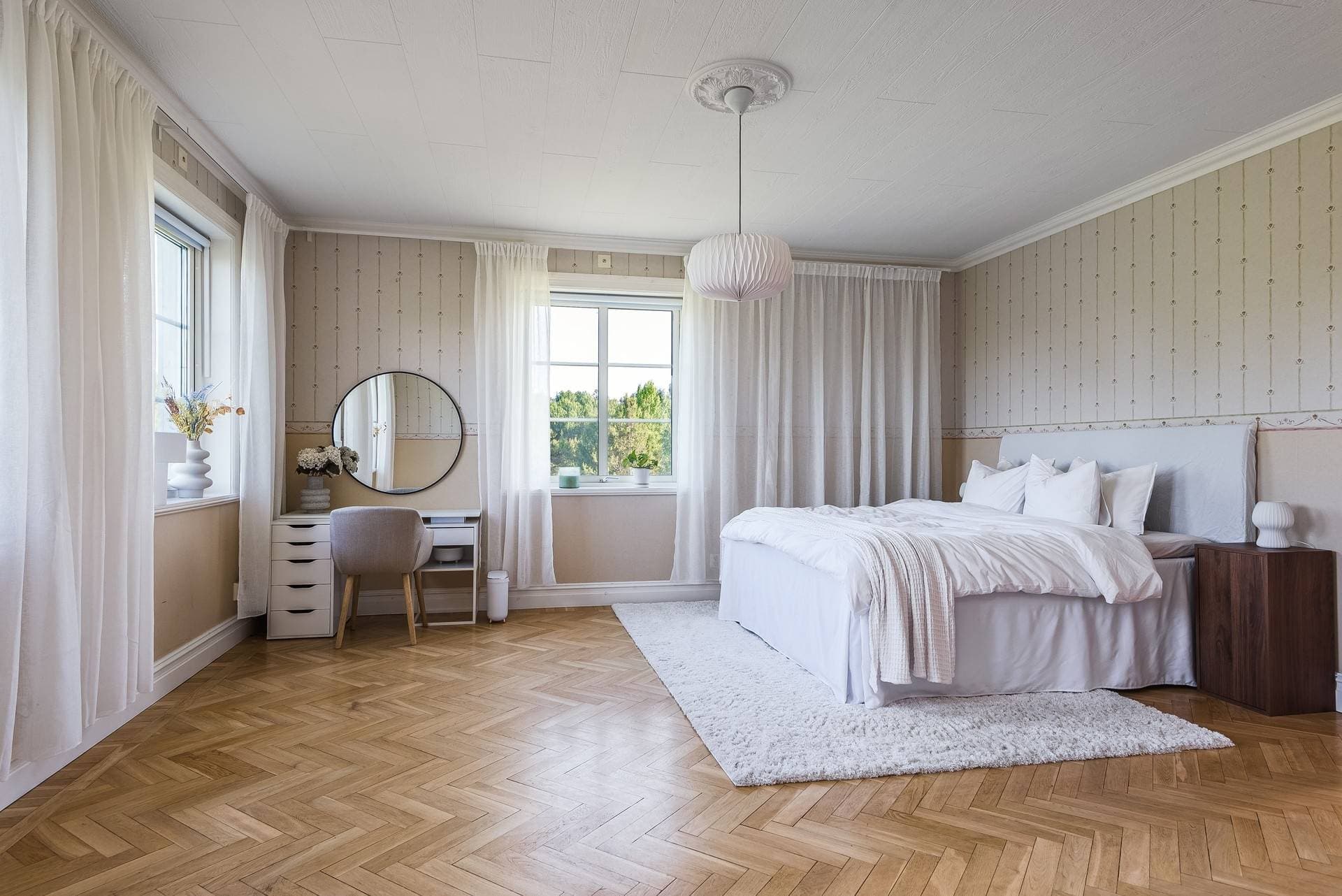 Sovrum lägenhet entréplan, vy syd öst, ingång till vardagsrum samt sovrum.