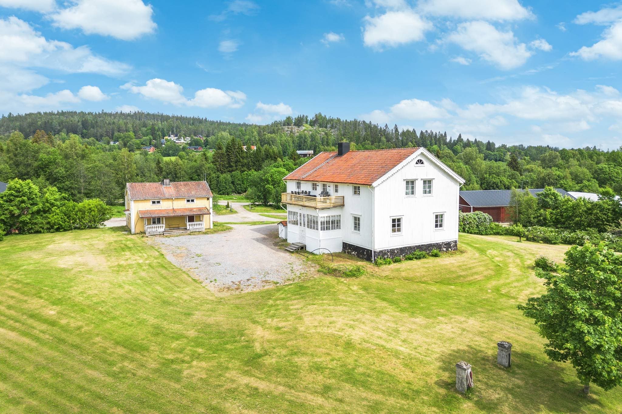 Nedre bostadshus sett från syd väst.
