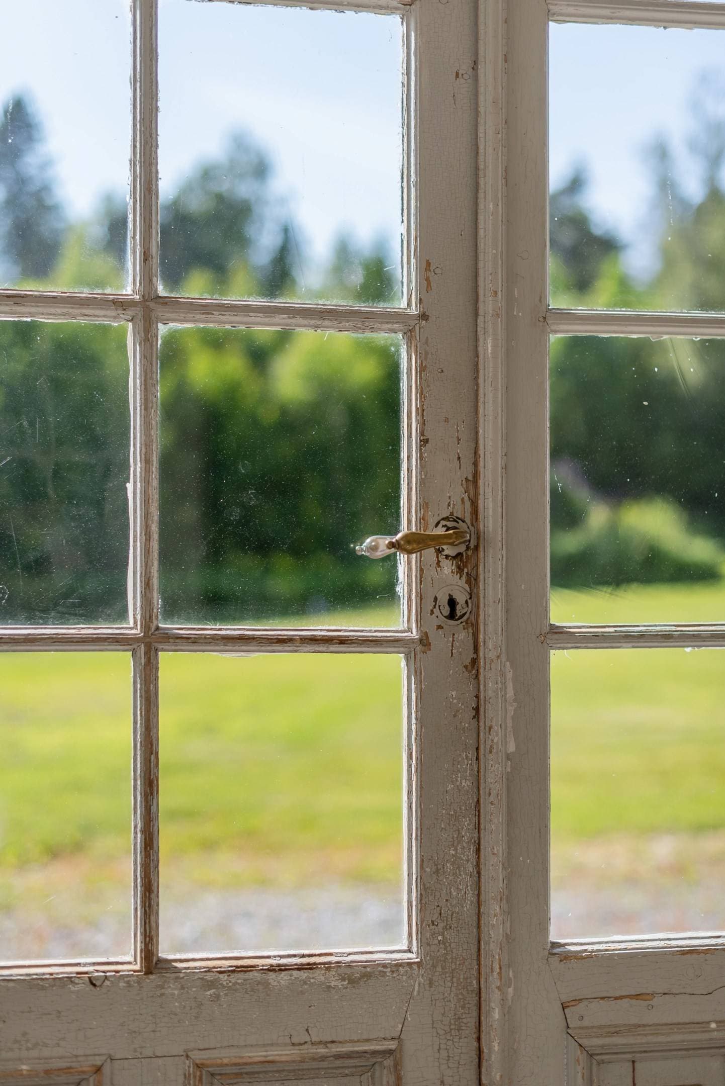 Glasverandan med gamla traditionella "runna" fönster från tidigt 1800-tal, original sedan husets uppförande.
