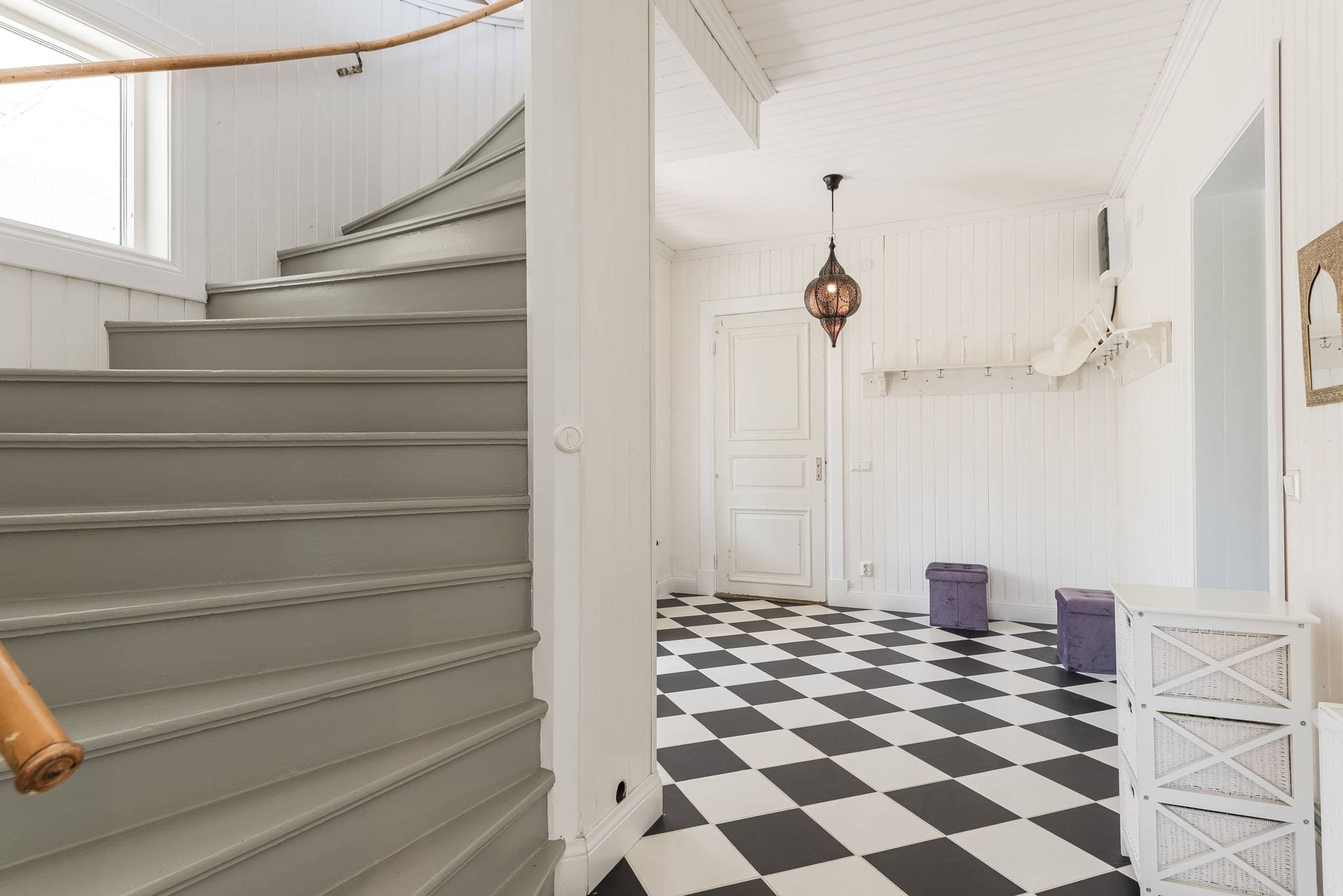Hall nedre våning sett från köket, ingång från glasveranda samt tvättstuga. Trapp till övre våning.