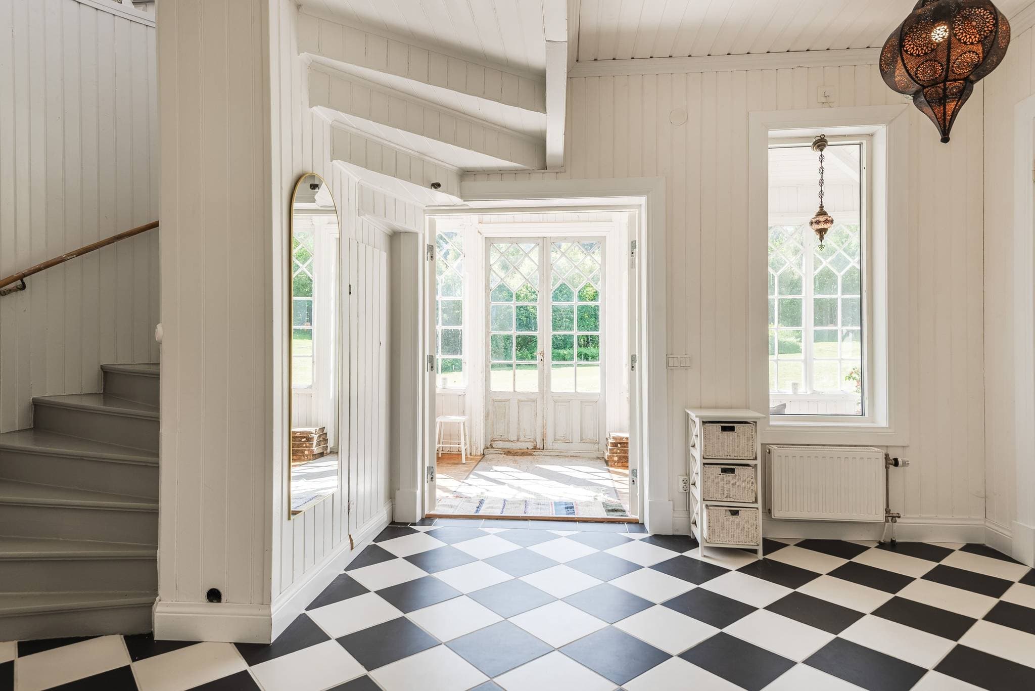 Hall och glasveranda sett från nedre vardagsrum
