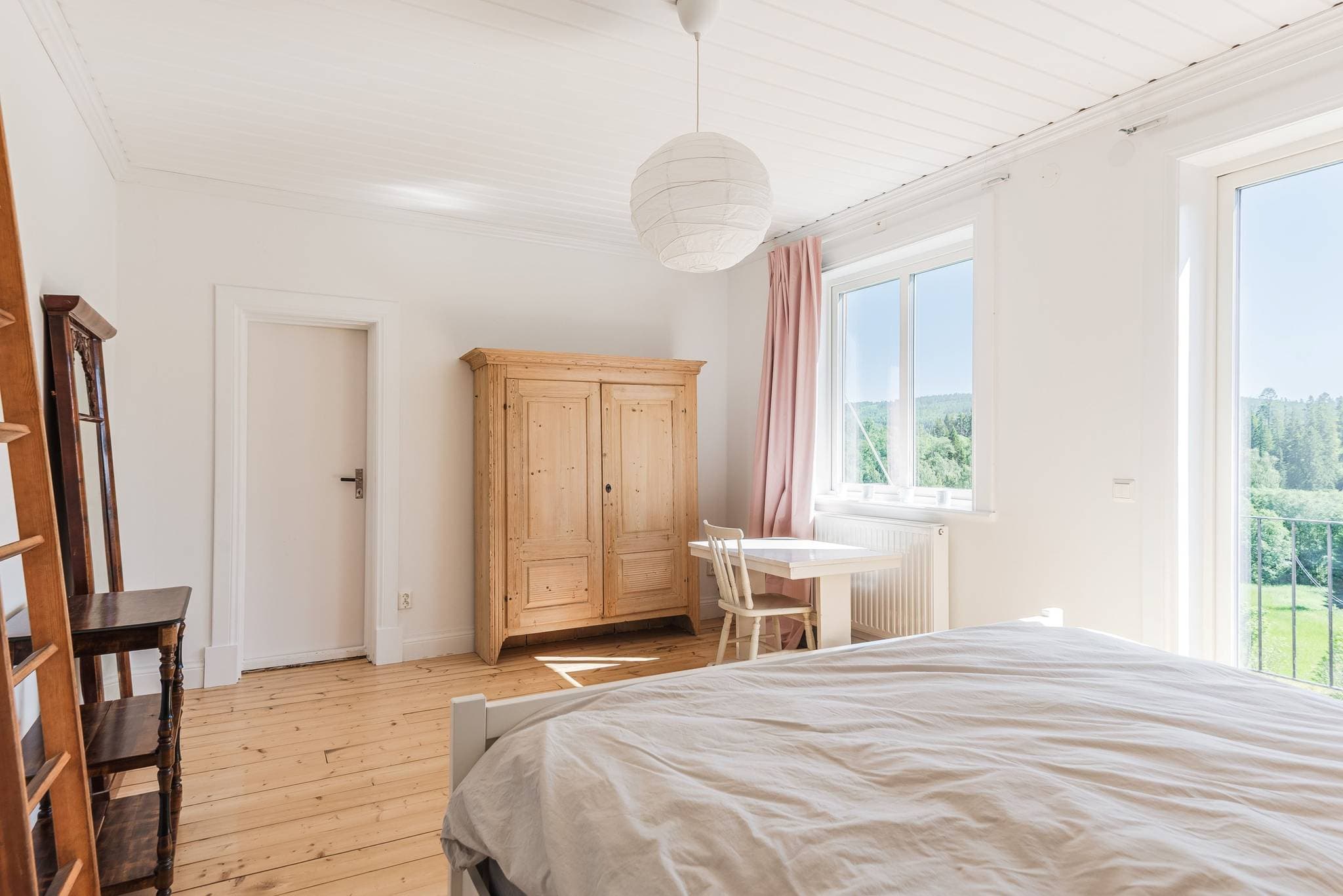 Sovrum övre våning med balkong, sett från sovrum / walk in closet.