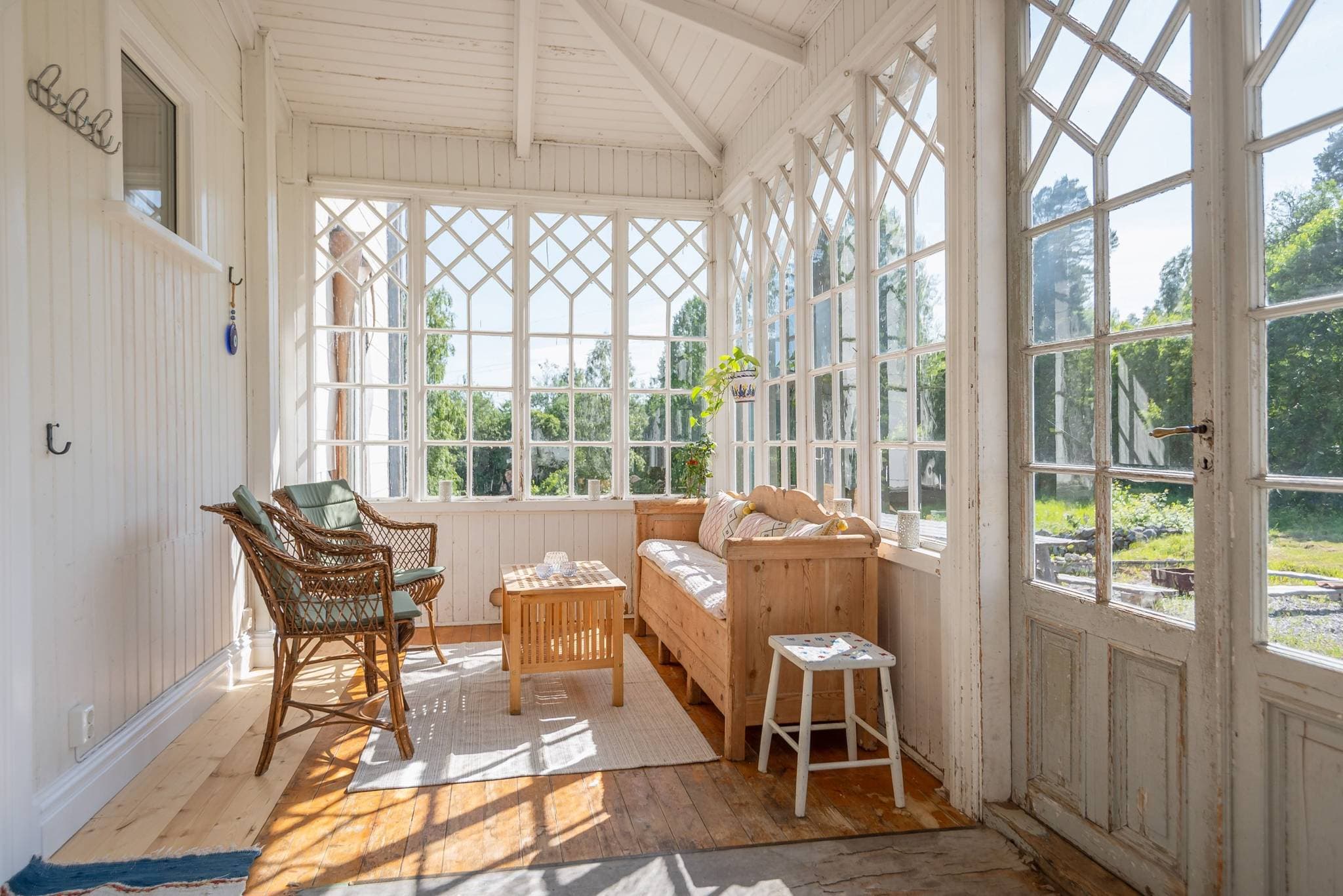 Glasveranda riktning väst med middags samt kvällssol.