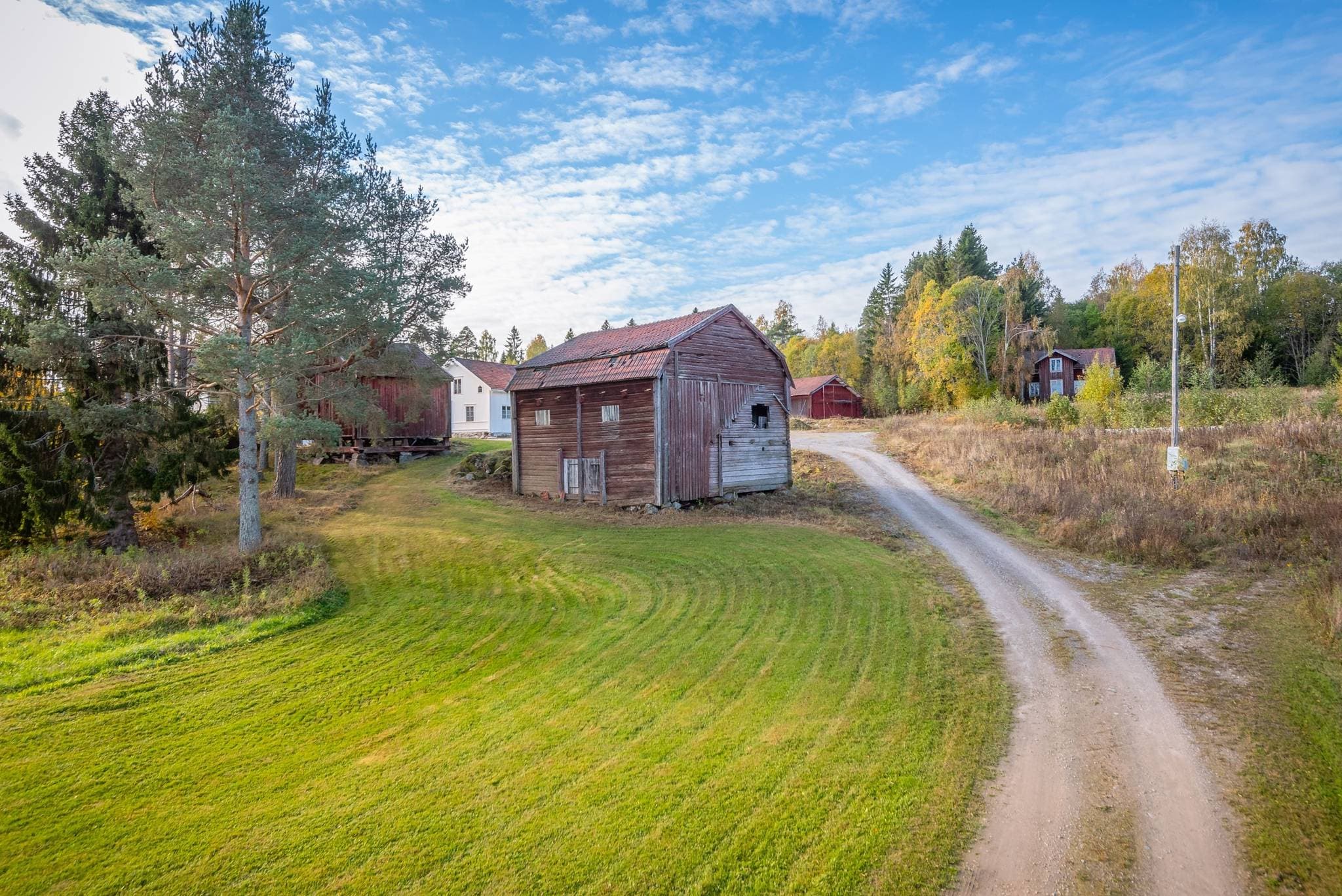 Äldre timmerbyggnad Denna timmerbyggnad från början av 1800-talet är en av gårdens äldsta byggnader och bär på över 200 års historia. Med sin gedigna timmerkonstruktion och genuina karaktär utgör den ett värdefullt inslag i gårdsmiljön och bidrar till den kulturhistoriska helheten. Byggnaden används idag som förråd, men erbjuder även möjligheter för den som vill bevara och utveckla en historisk byggnad. För den kulturhistoriskt intresserade finns här ett fint tillfälle att ge nytt liv åt en byggnad som har varit en del av gårdens historia i generationer. Timmerbyggnader från denna tid representerar ett viktigt hantverksarv och är uppskattade för sin konstruktion och sitt historiska värde.