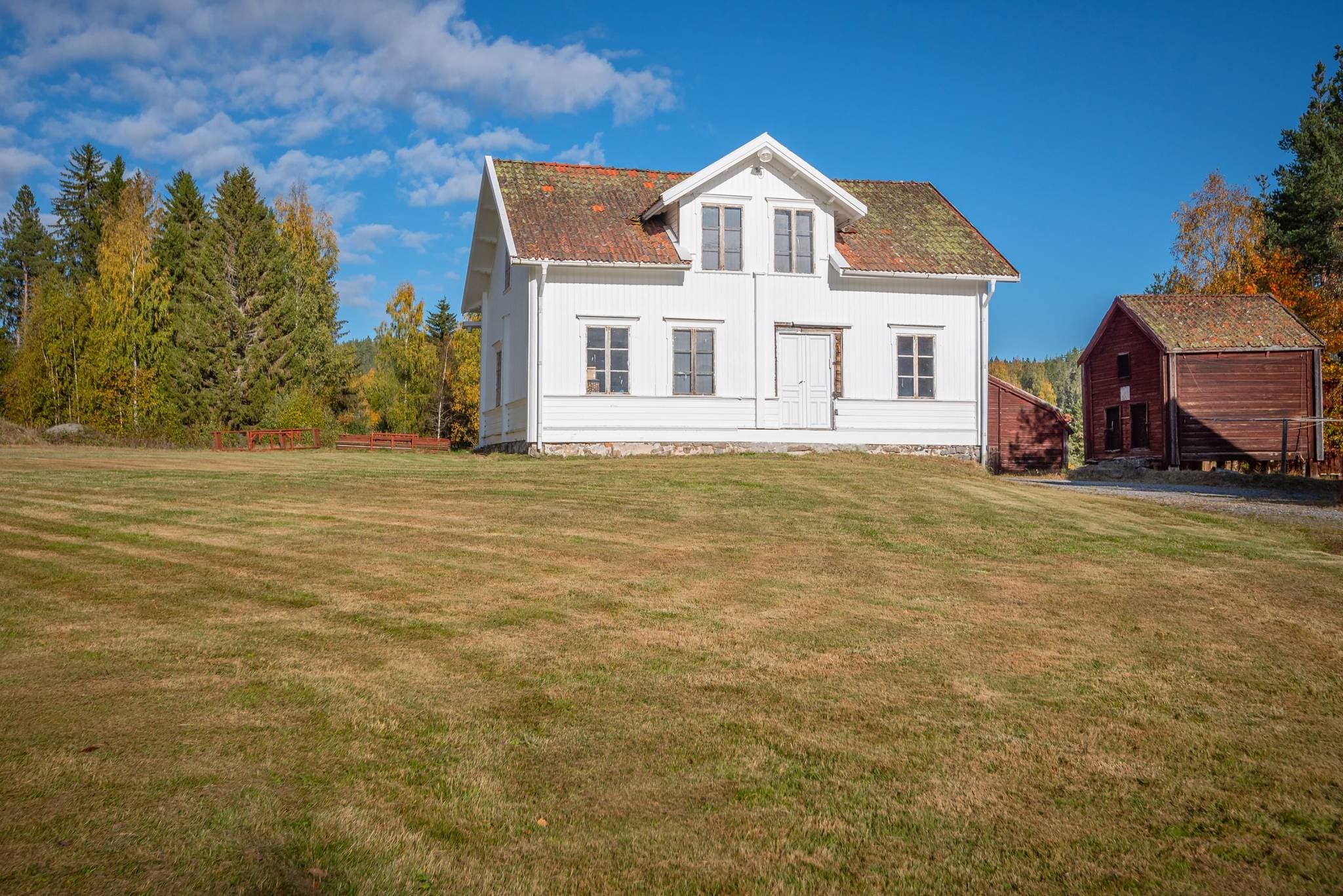 Timmerhus med utvecklingsmöjligheter Denna fristående timmerbyggnad från 1800-talets början, är ett välbevarat hus med frisk stomme och ett tätt tak. Byggnaden saknar idag vatten, avlopp, el och uppvärmning och används som förråd, men erbjuder fina möjligheter för den som vill skapa något eget. Den gedigna timmerstommen och den välventilerade interiören gör byggnaden lämplig för exempelvis ateljé, enklare övernattningsstuga, jakt- eller fiskekoja, förråd eller annan verksamhet där enkelhet och närhet till naturen står i fokus. Här finns en byggnad med genuin karaktär och stor utvecklingspotential för nästa ägare.
