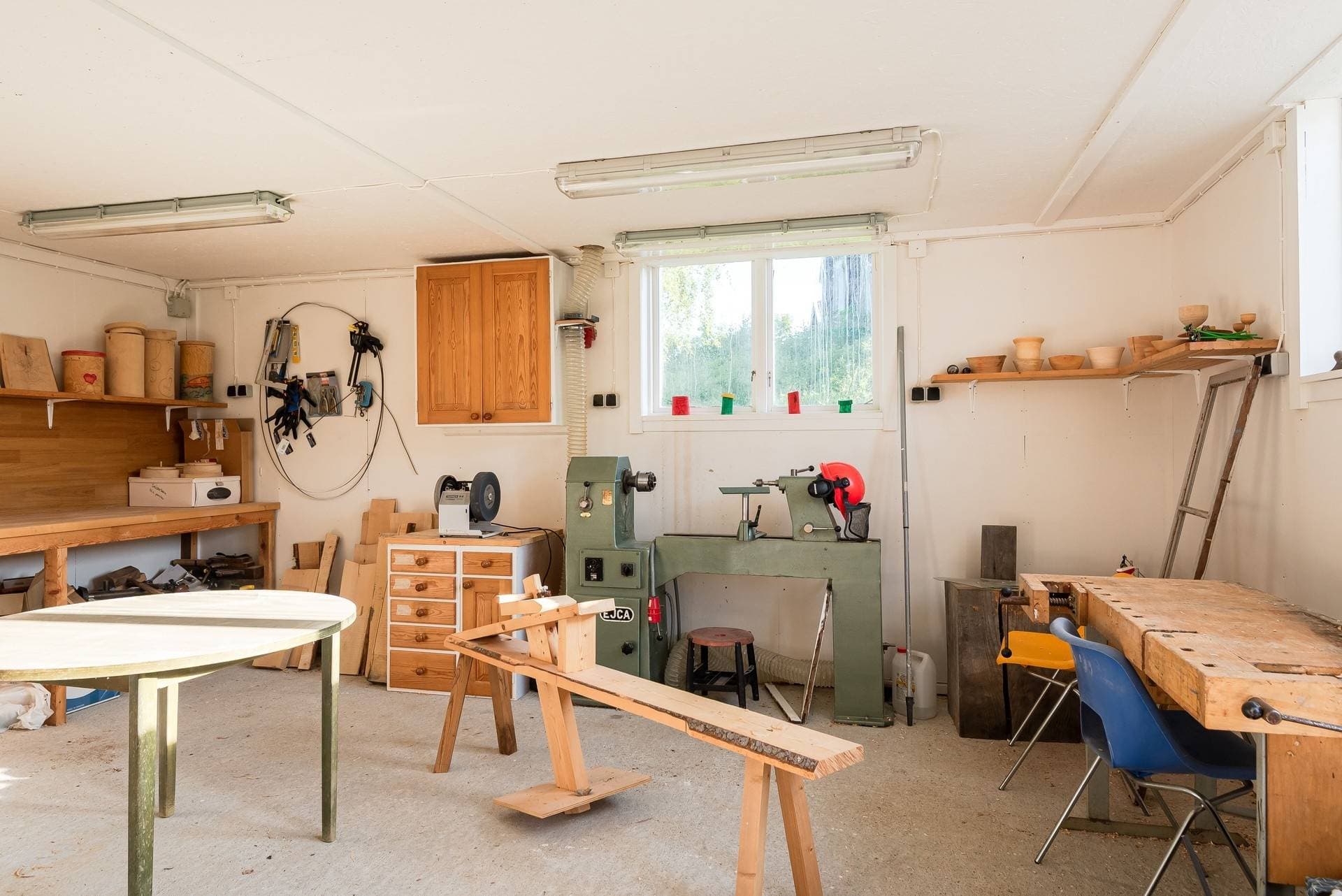 Snickeri med träsvarv, pelarborr, bandsåg, arbetsbänk, snickarbänk, spånsug