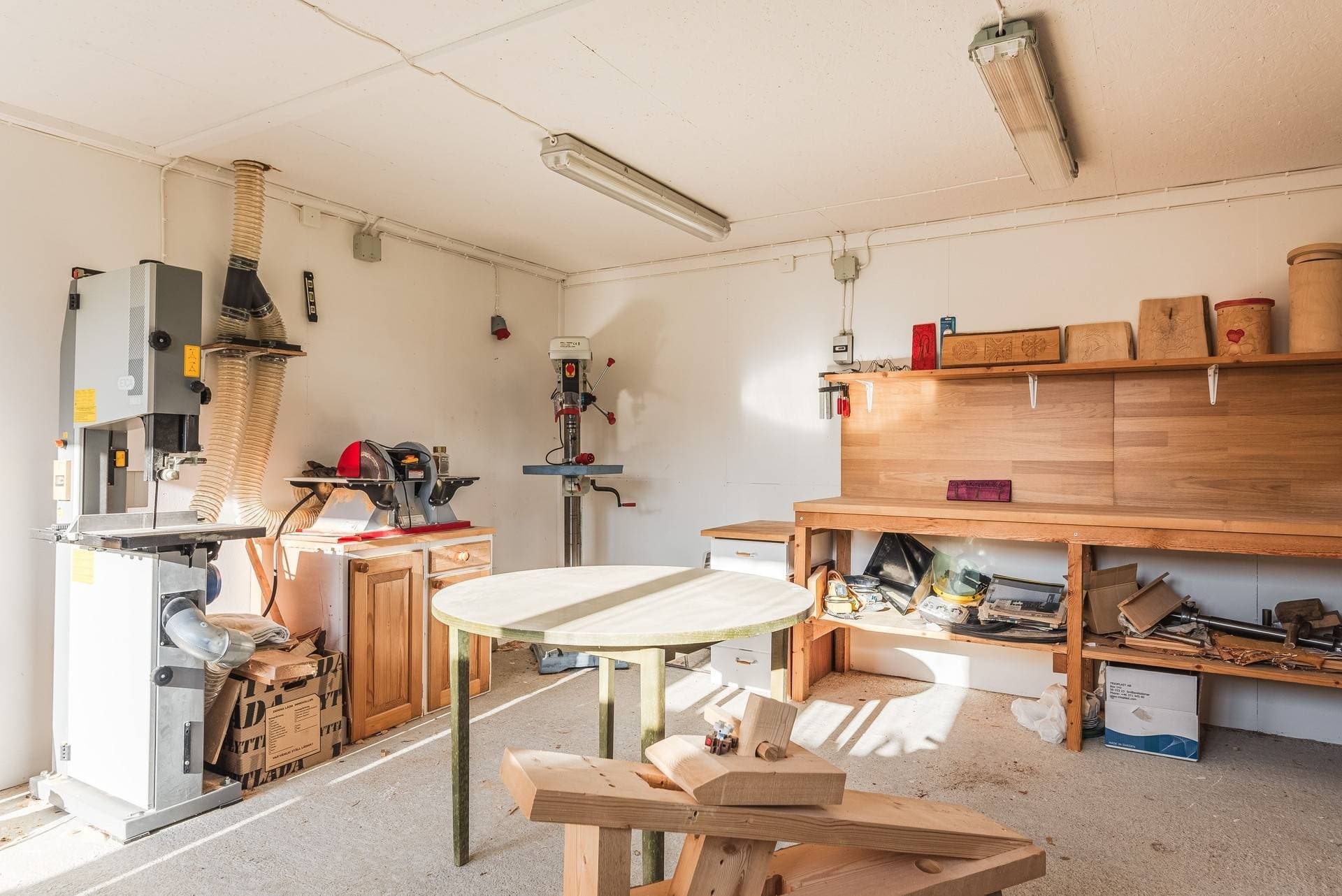 Snickeri med träsvarv, pelarborr, bandsåg, arbetsbänk, snickarbänk, spånsug
